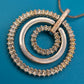 Elegante Vintage Kette mit doppeltem Ring-Anhänger und Strass-Besatz