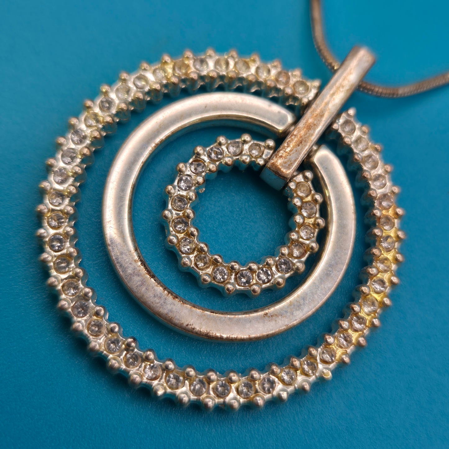 Elegante Vintage Kette mit doppeltem Ring-Anhänger und Strass-Besatz