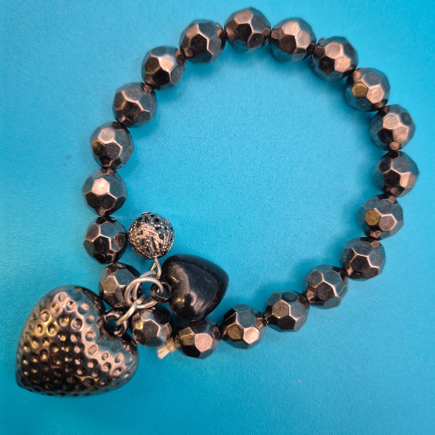 Vintage Stretch-Armband mit Herz-Charms in Anthrazit-Optik