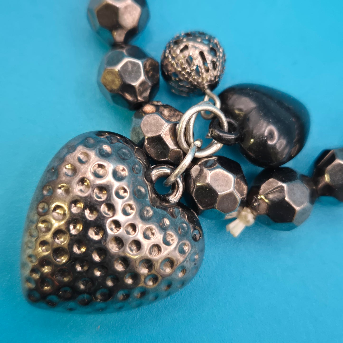 Vintage Stretch-Armband mit Herz-Charms in Anthrazit-Optik