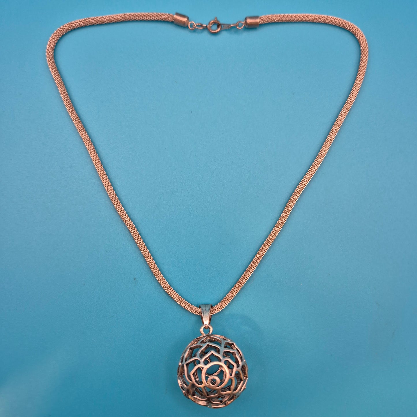 Vintage Kugel-Anhänger mit floralem Cut-Out Design an Netz-Kette