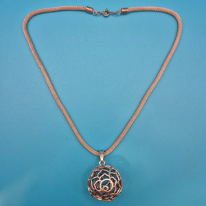 Vintage Kugel-Anhänger mit floralem Cut-Out Design an Netz-Kette