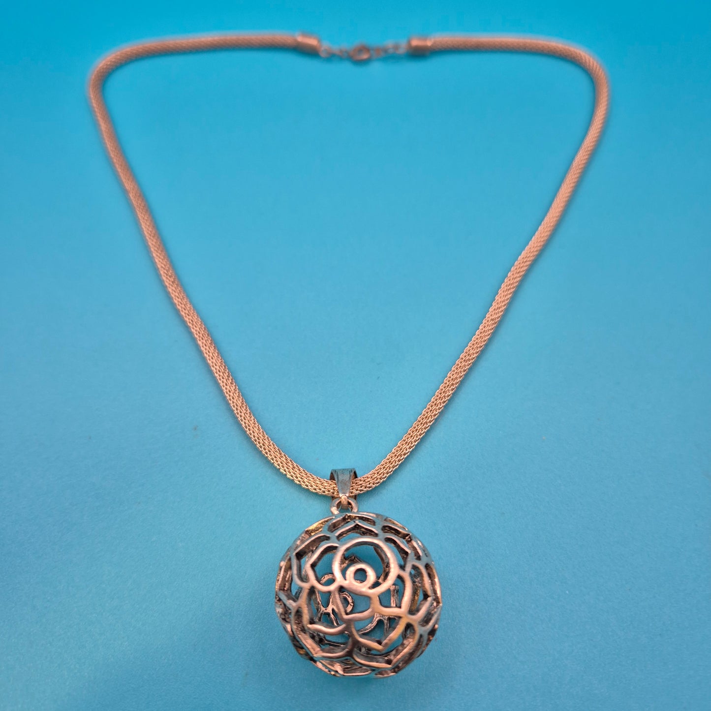 Vintage Kugel-Anhänger mit floralem Cut-Out Design an Netz-Kette