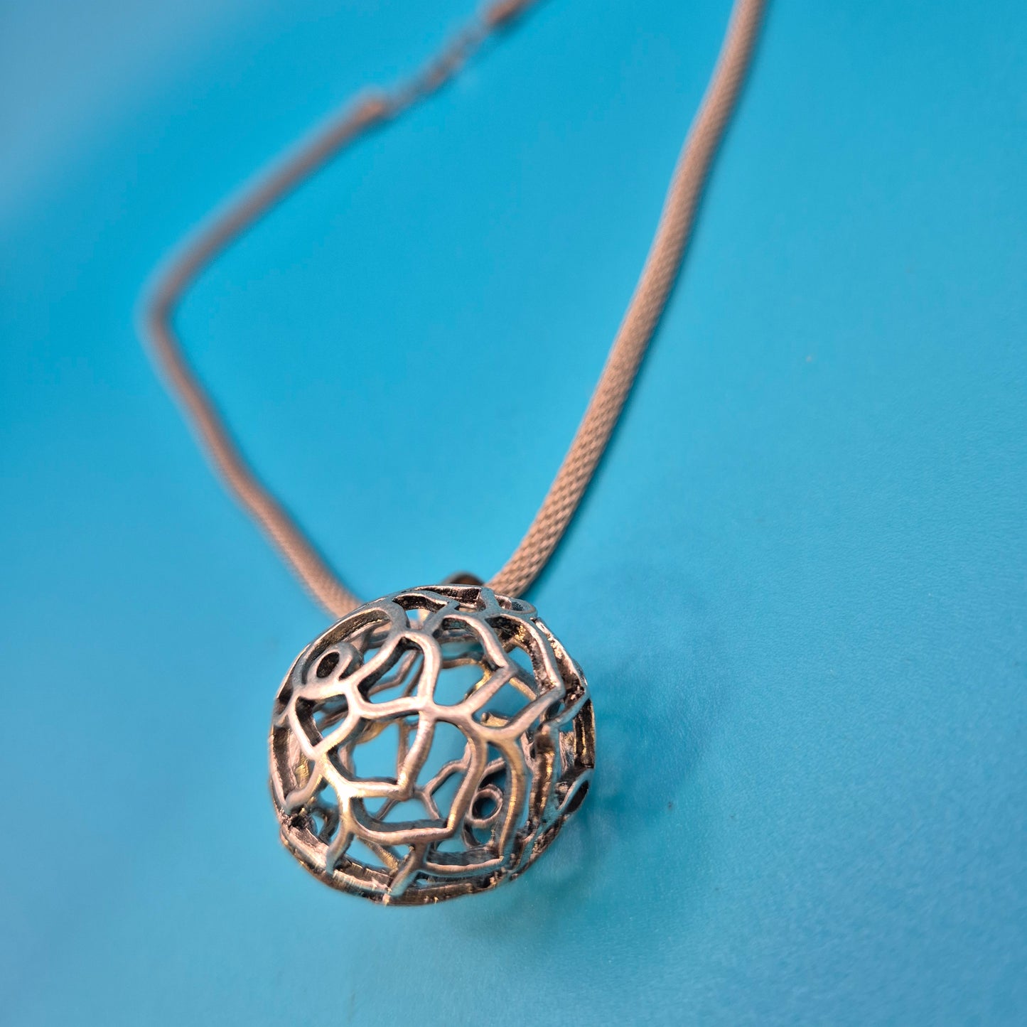 Vintage Kugel-Anhänger mit floralem Cut-Out Design an Netz-Kette