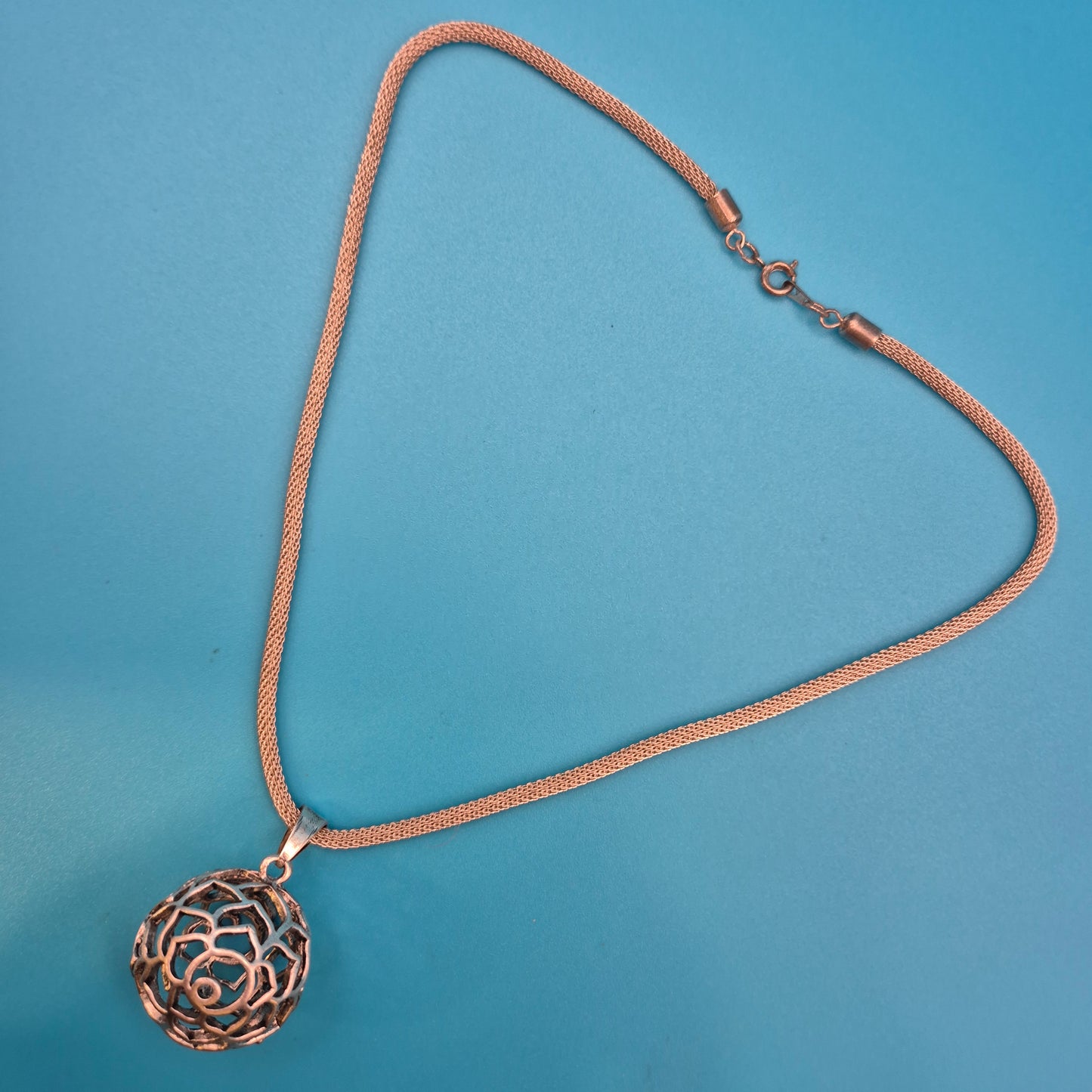 Vintage Kugel-Anhänger mit floralem Cut-Out Design an Netz-Kette