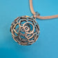 Vintage Kugel-Anhänger mit floralem Cut-Out Design an Netz-Kette