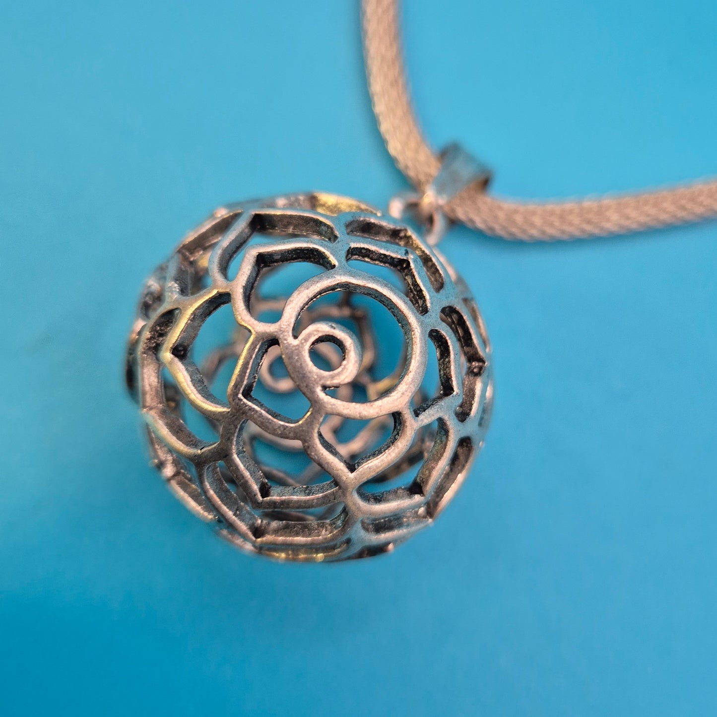 Vintage Kugel-Anhänger mit floralem Cut-Out Design an Netz-Kette