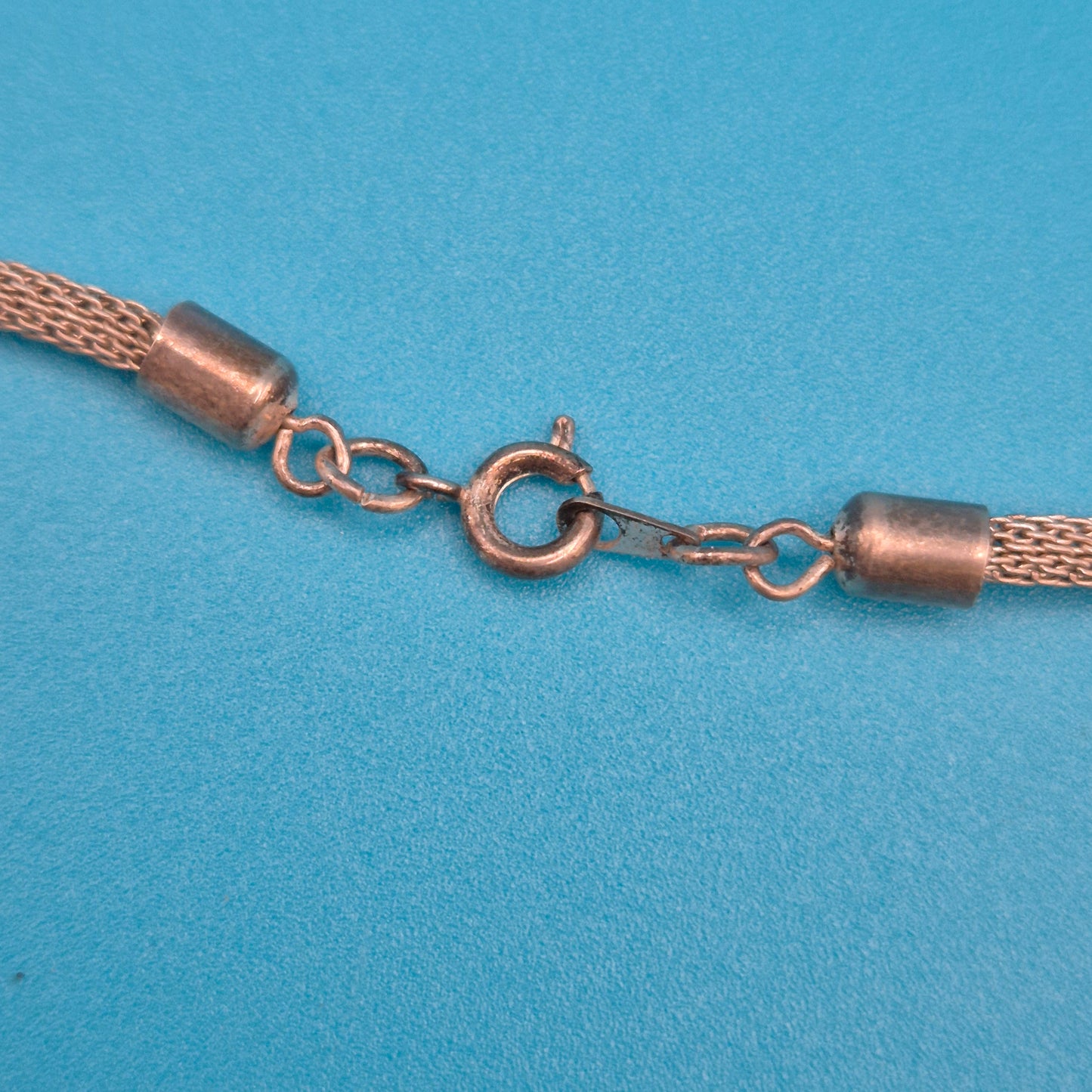 Vintage Kugel-Anhänger mit floralem Cut-Out Design an Netz-Kette