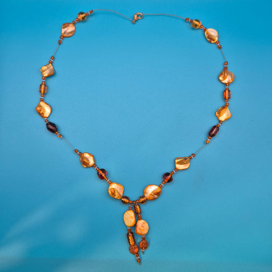 Elegante Y-Kette mit honigfarbenen Perlmutt- und Glasperlen