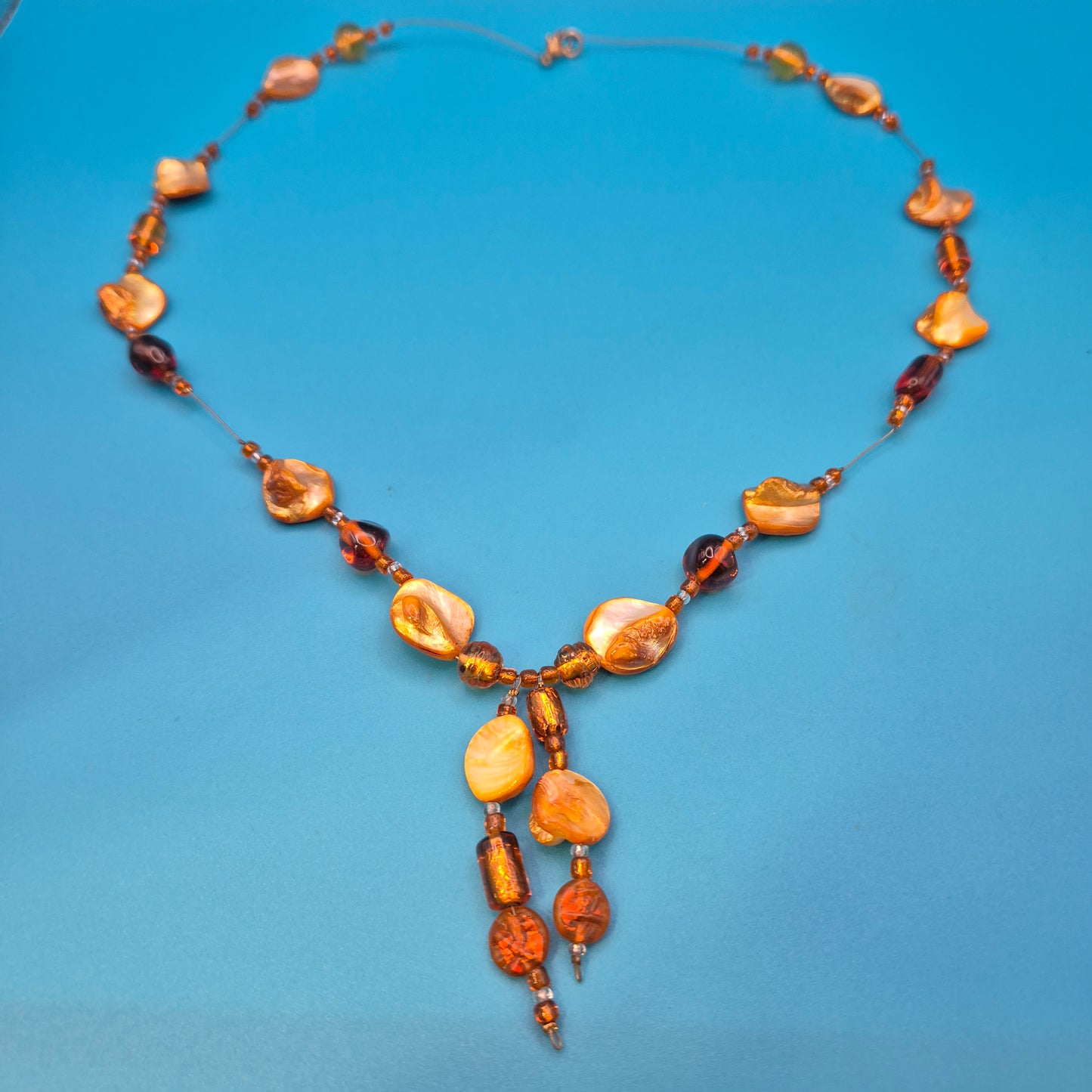 Elegante Y-Kette mit honigfarbenen Perlmutt- und Glasperlen