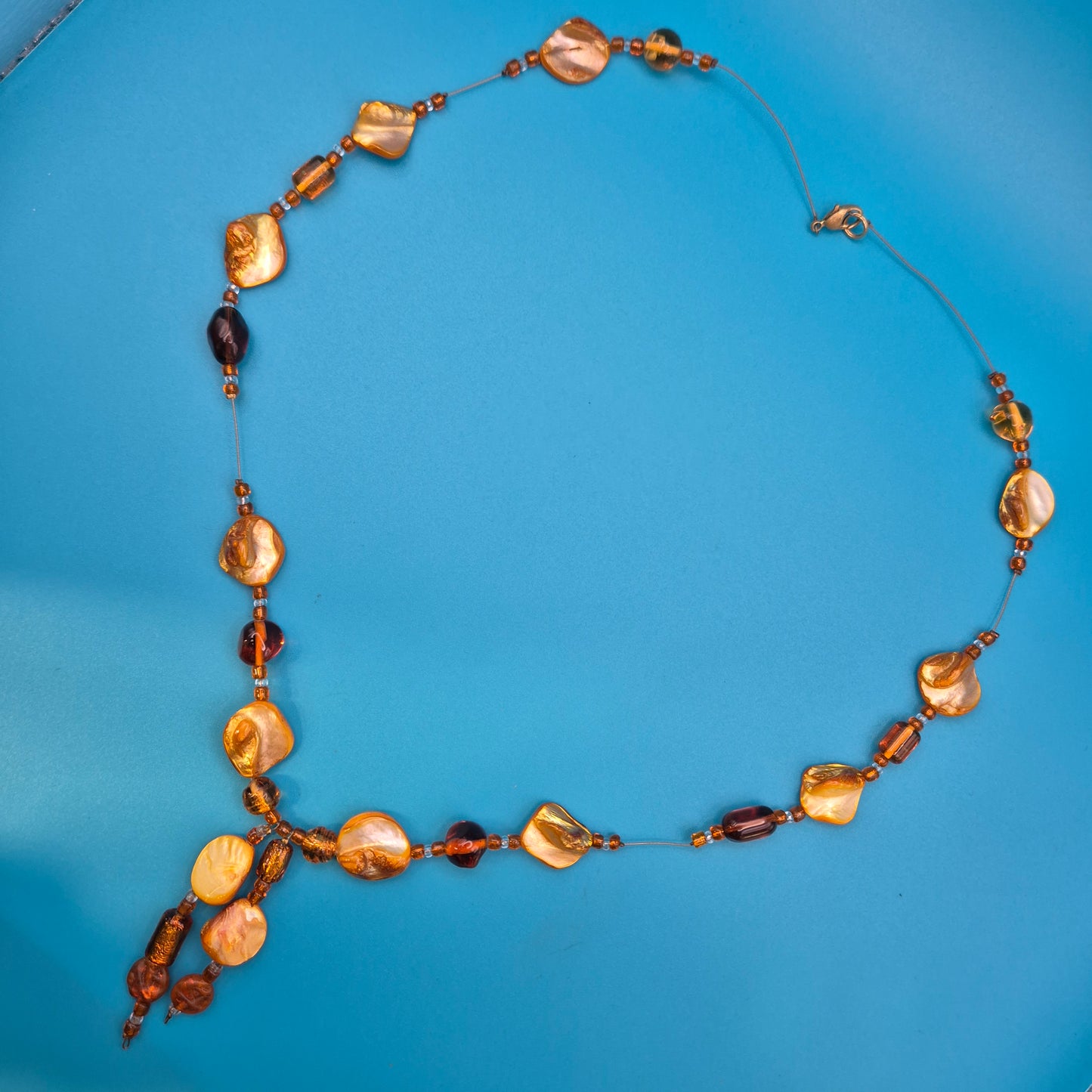 Elegante Y-Kette mit honigfarbenen Perlmutt- und Glasperlen