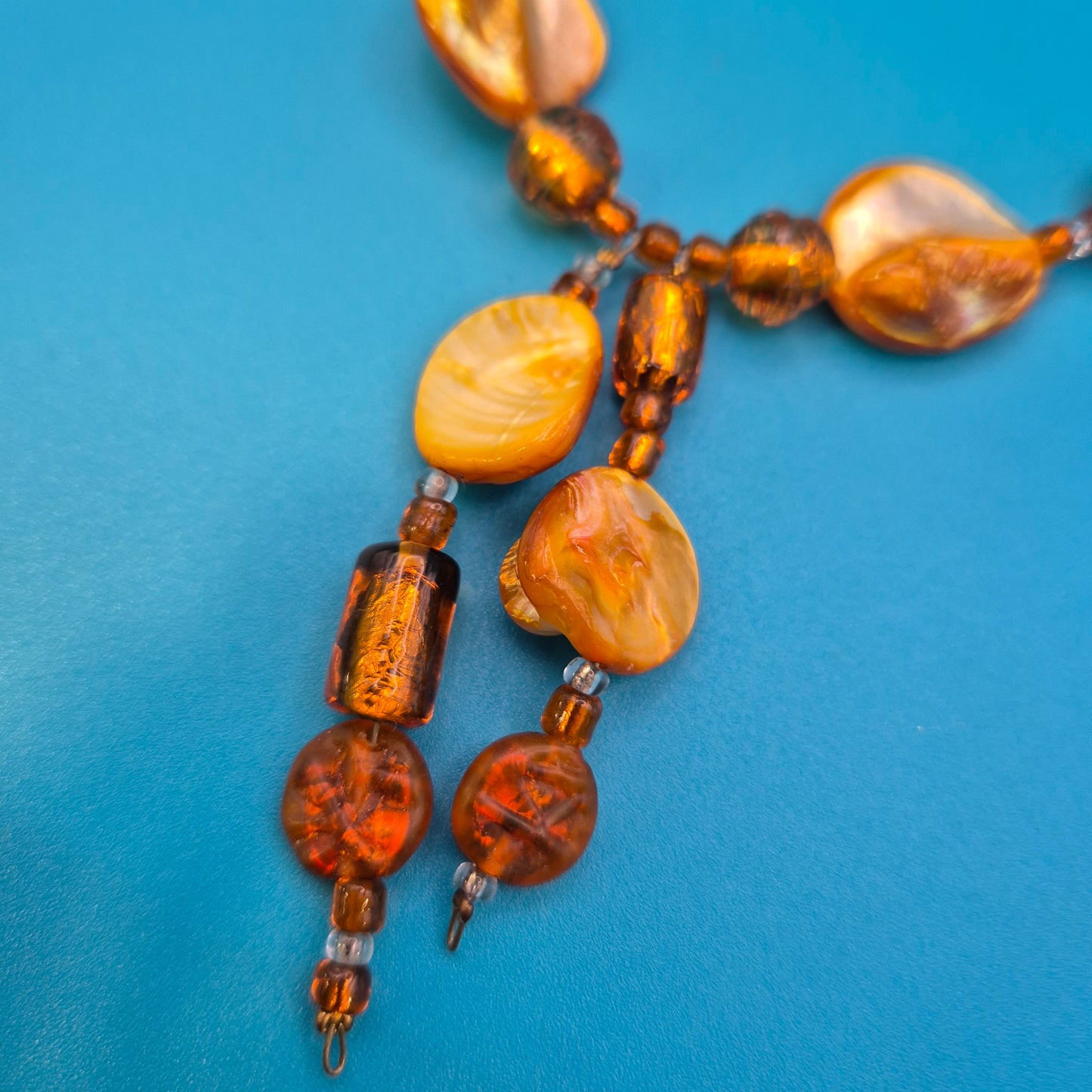 Elegante Y-Kette mit honigfarbenen Perlmutt- und Glasperlen
