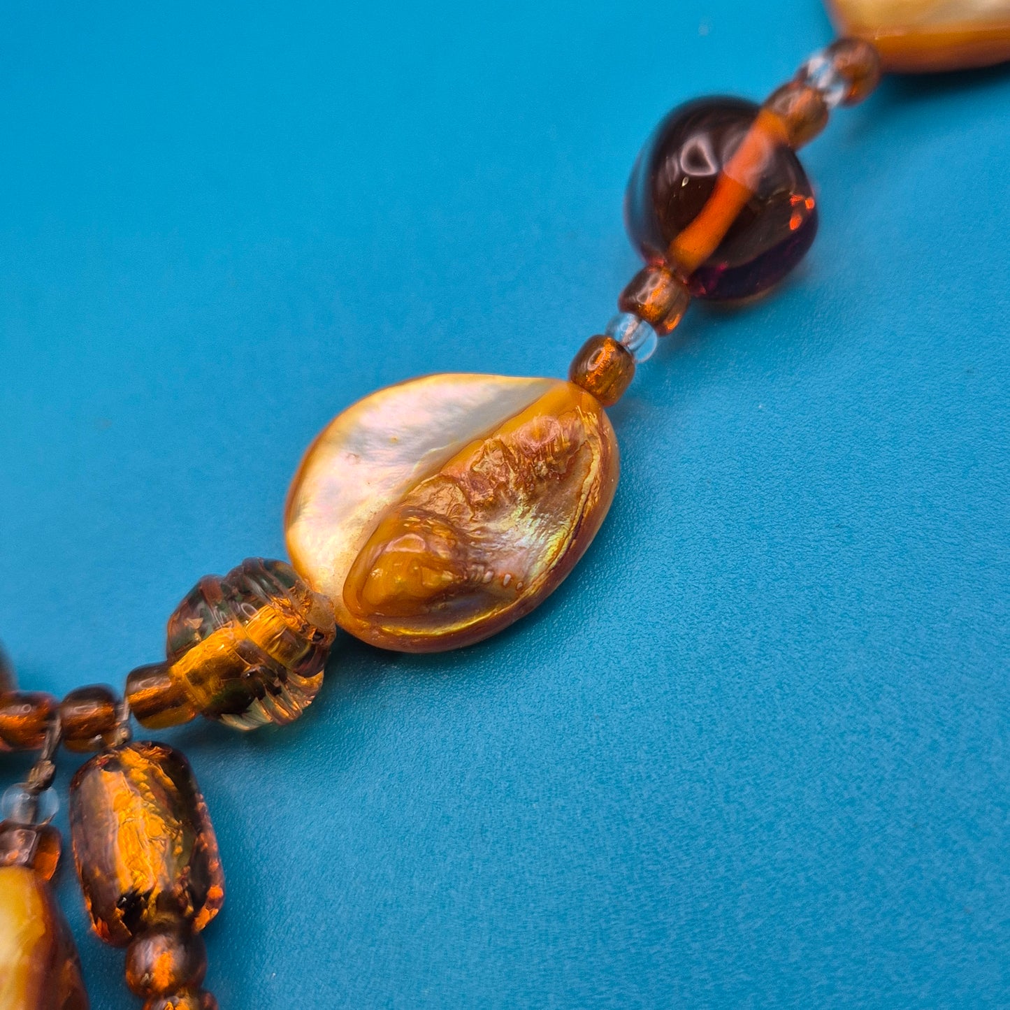 Elegante Y-Kette mit honigfarbenen Perlmutt- und Glasperlen