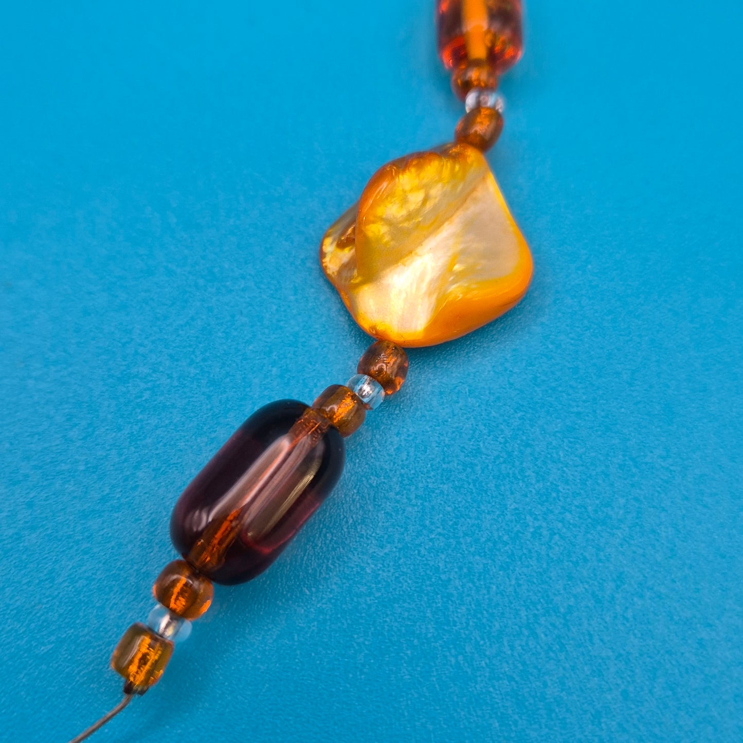 Elegante Y-Kette mit honigfarbenen Perlmutt- und Glasperlen