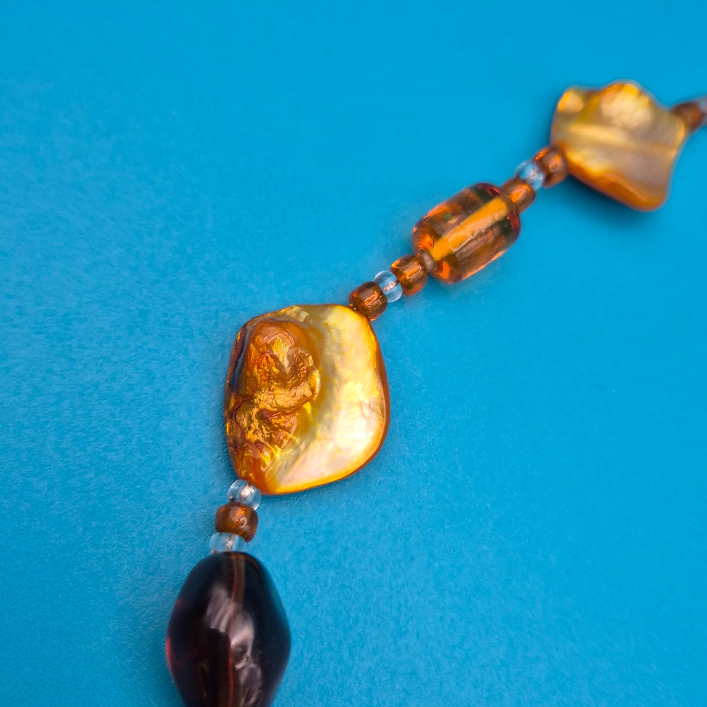 Elegante Y-Kette mit honigfarbenen Perlmutt- und Glasperlen