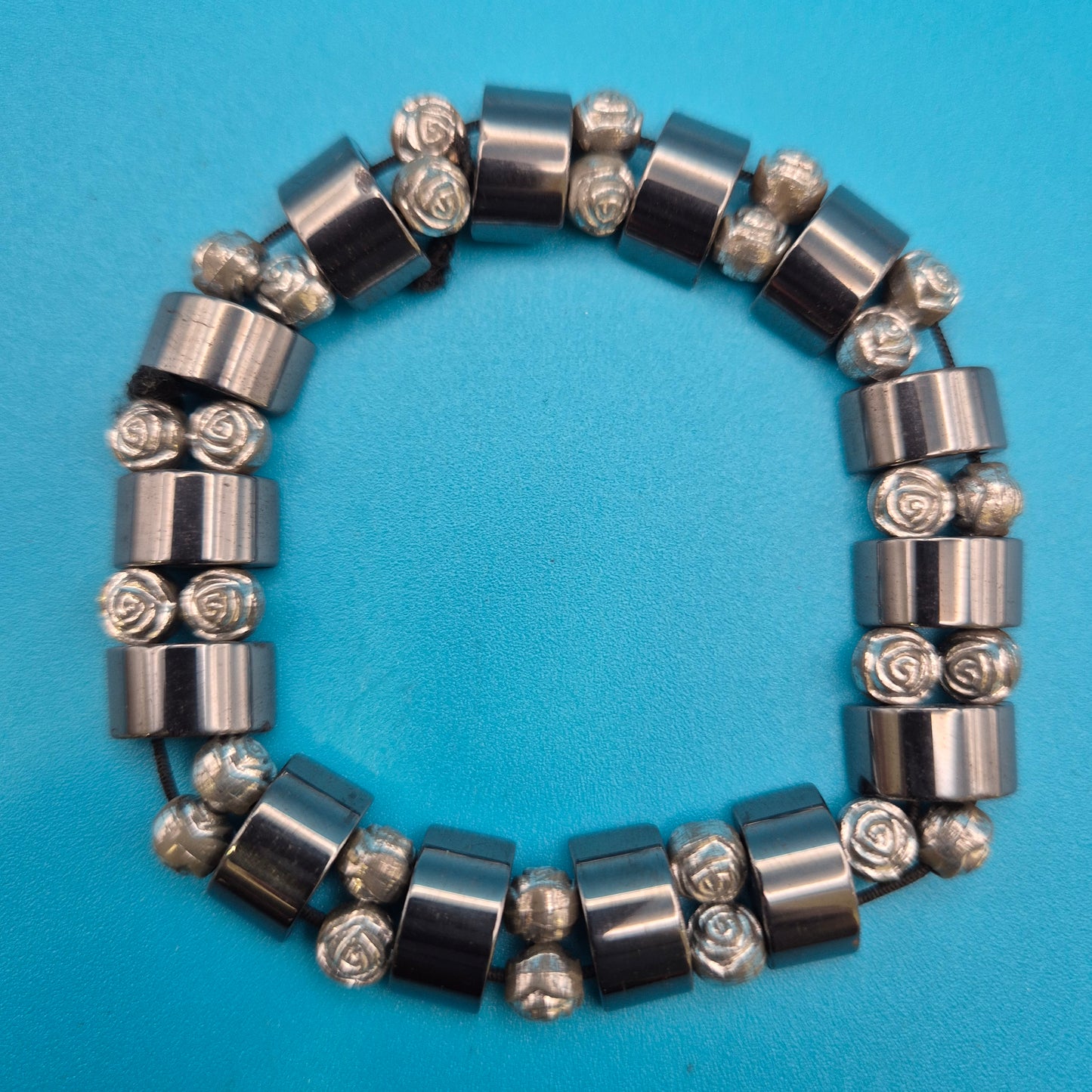 Vintage Stretch-Armband mit silberfarbenen Rosen-Perlen und Metall-Elementen