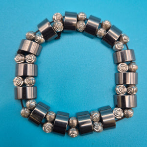 Vintage Stretch-Armband mit silberfarbenen Rosen-Perlen und Metall-Elementen