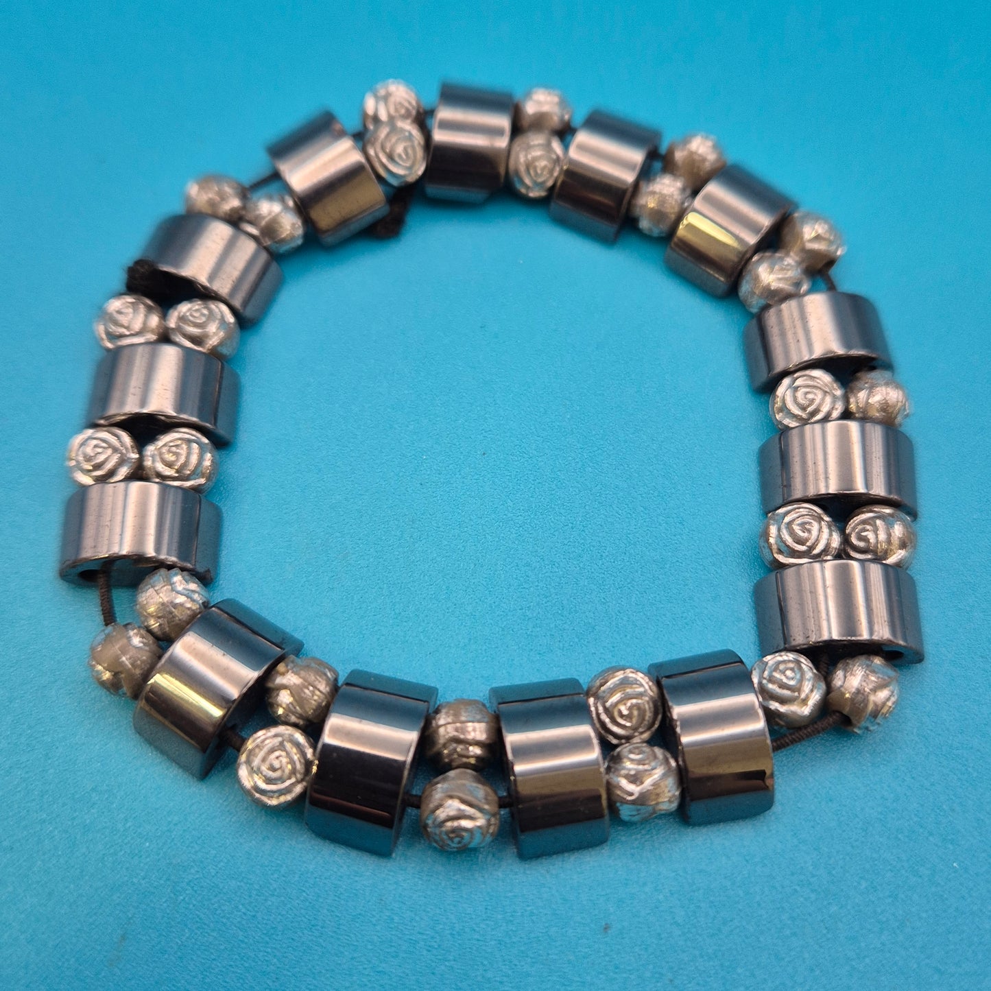 Vintage Stretch-Armband mit silberfarbenen Rosen-Perlen und Metall-Elementen