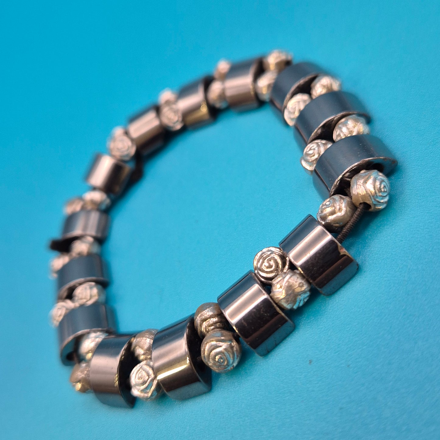 Vintage Stretch-Armband mit silberfarbenen Rosen-Perlen und Metall-Elementen