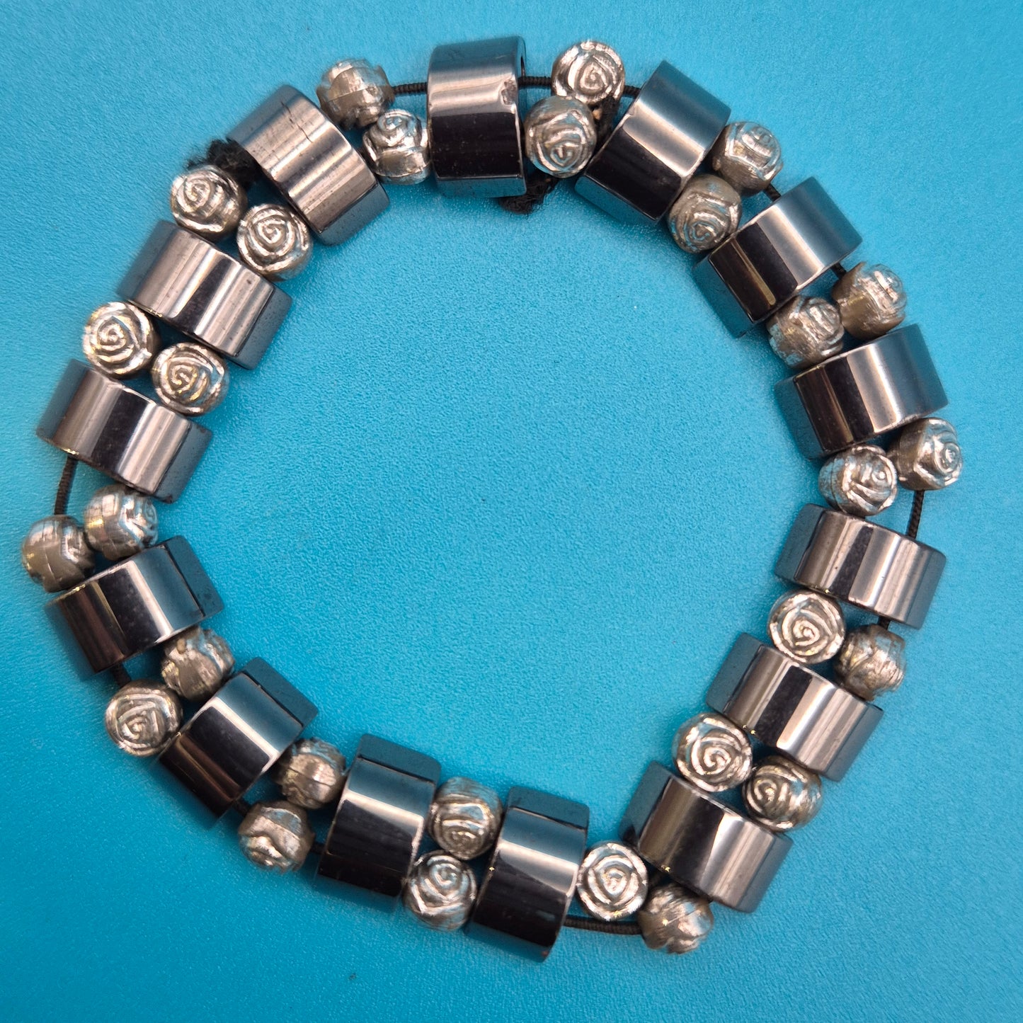 Vintage Stretch-Armband mit silberfarbenen Rosen-Perlen und Metall-Elementen
