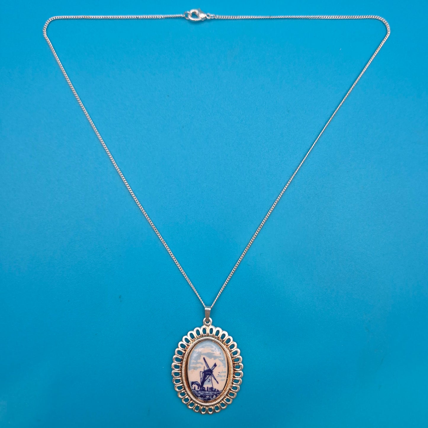 Vintage Kette mit ovalem Windmühlen-Anhänger in Blau-Weiß