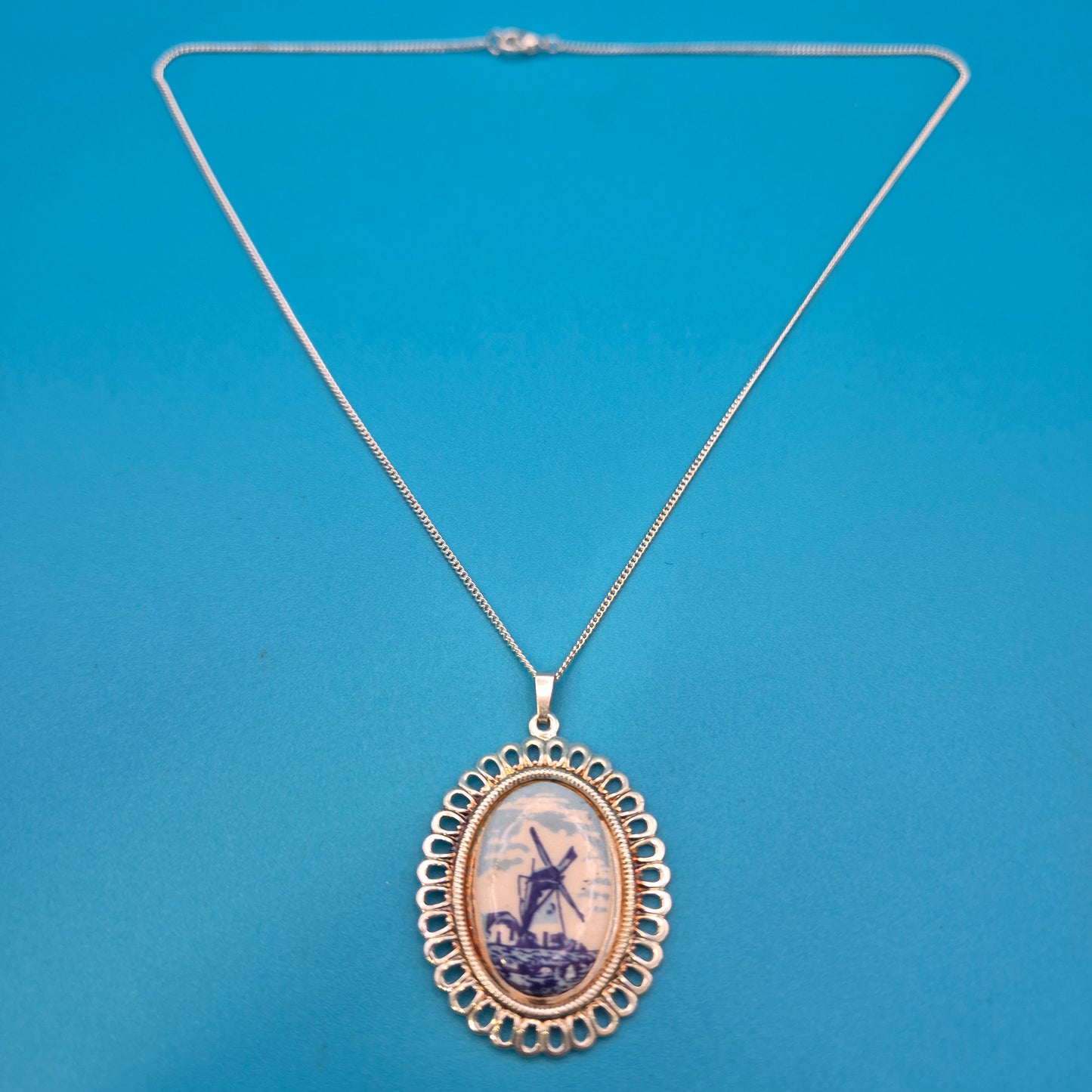 Vintage Kette mit ovalem Windmühlen-Anhänger in Blau-Weiß