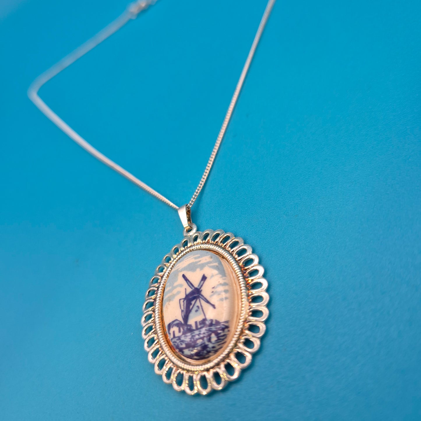 Vintage Kette mit ovalem Windmühlen-Anhänger in Blau-Weiß