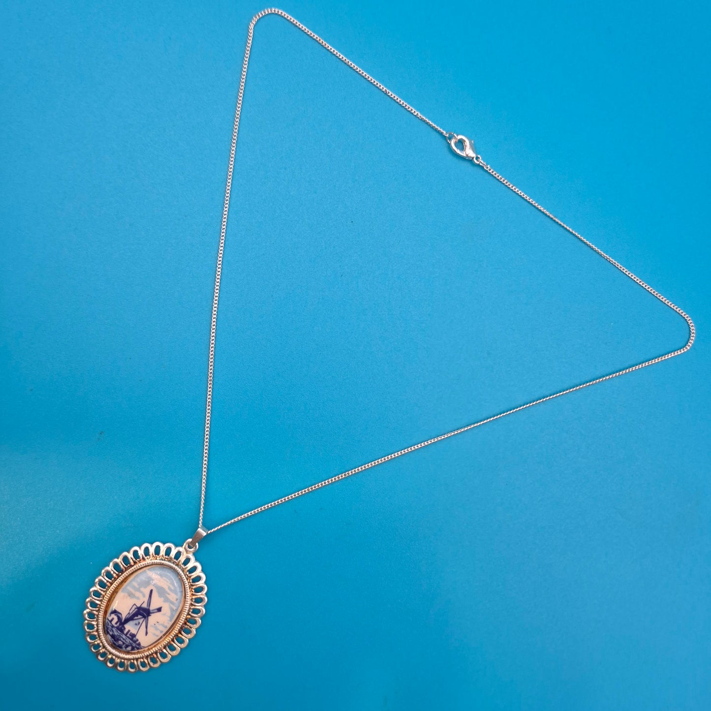 Vintage Kette mit ovalem Windmühlen-Anhänger in Blau-Weiß