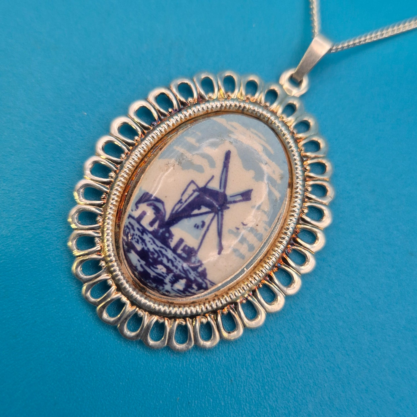 Vintage Kette mit ovalem Windmühlen-Anhänger in Blau-Weiß