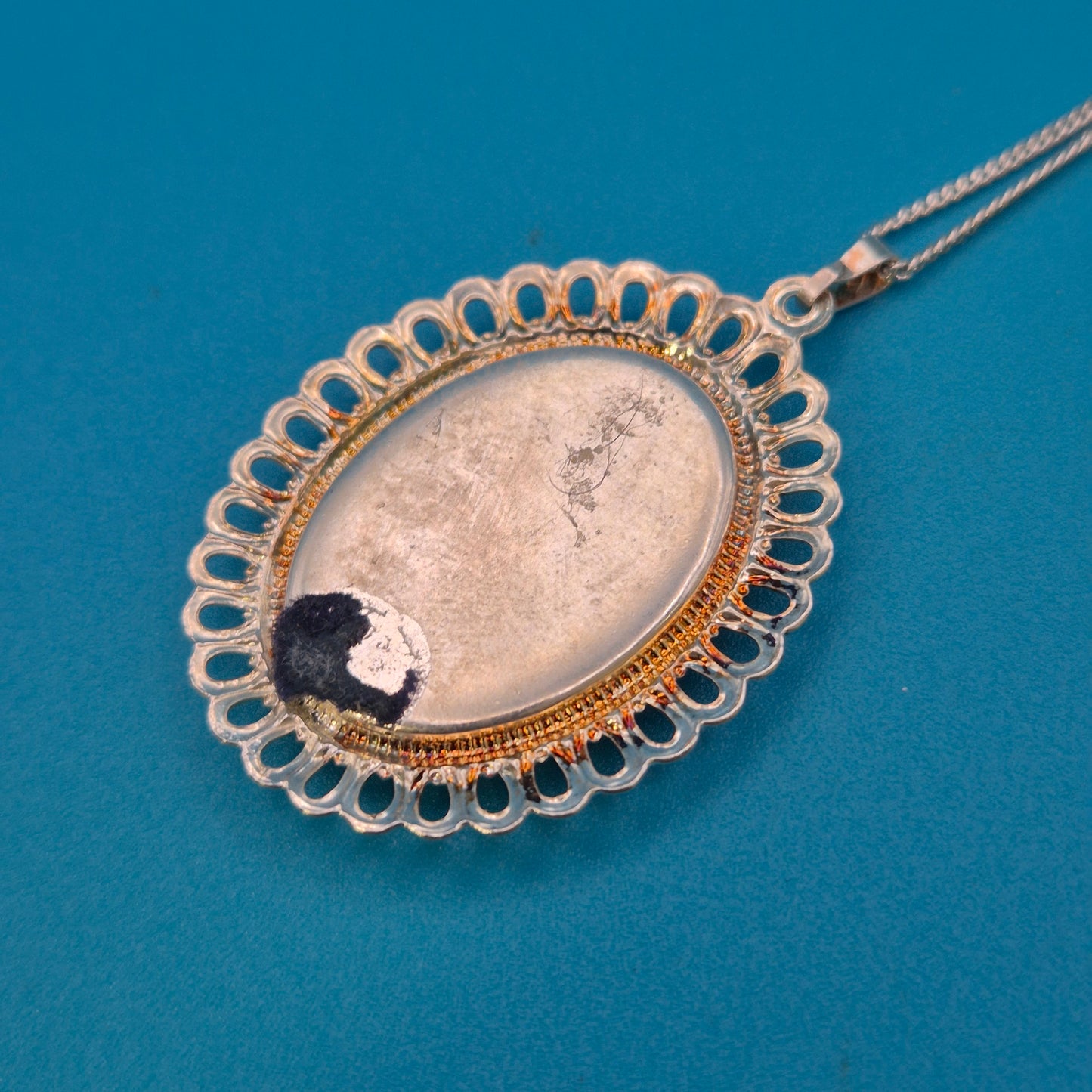 Vintage Kette mit ovalem Windmühlen-Anhänger in Blau-Weiß