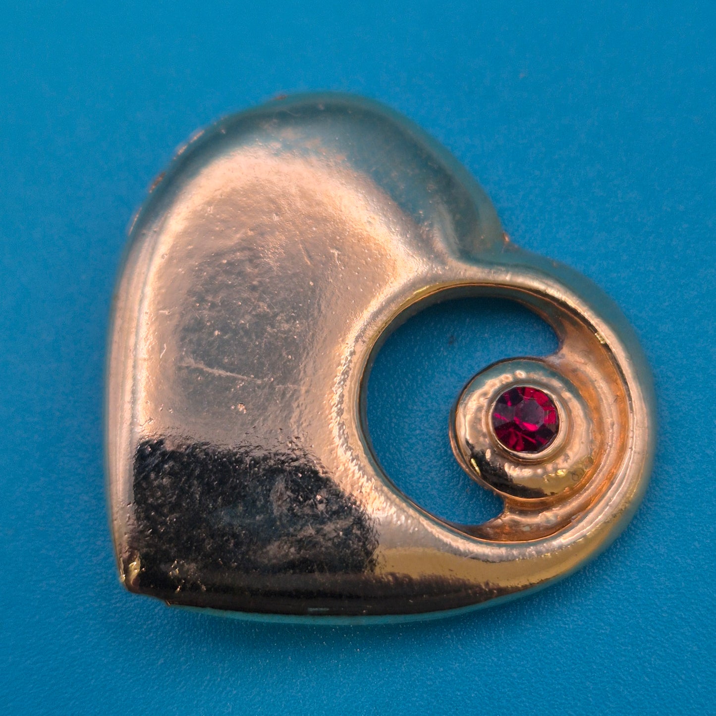 Vintage Herz-Anhänger mit rotem Zirkonia in Goldoptik