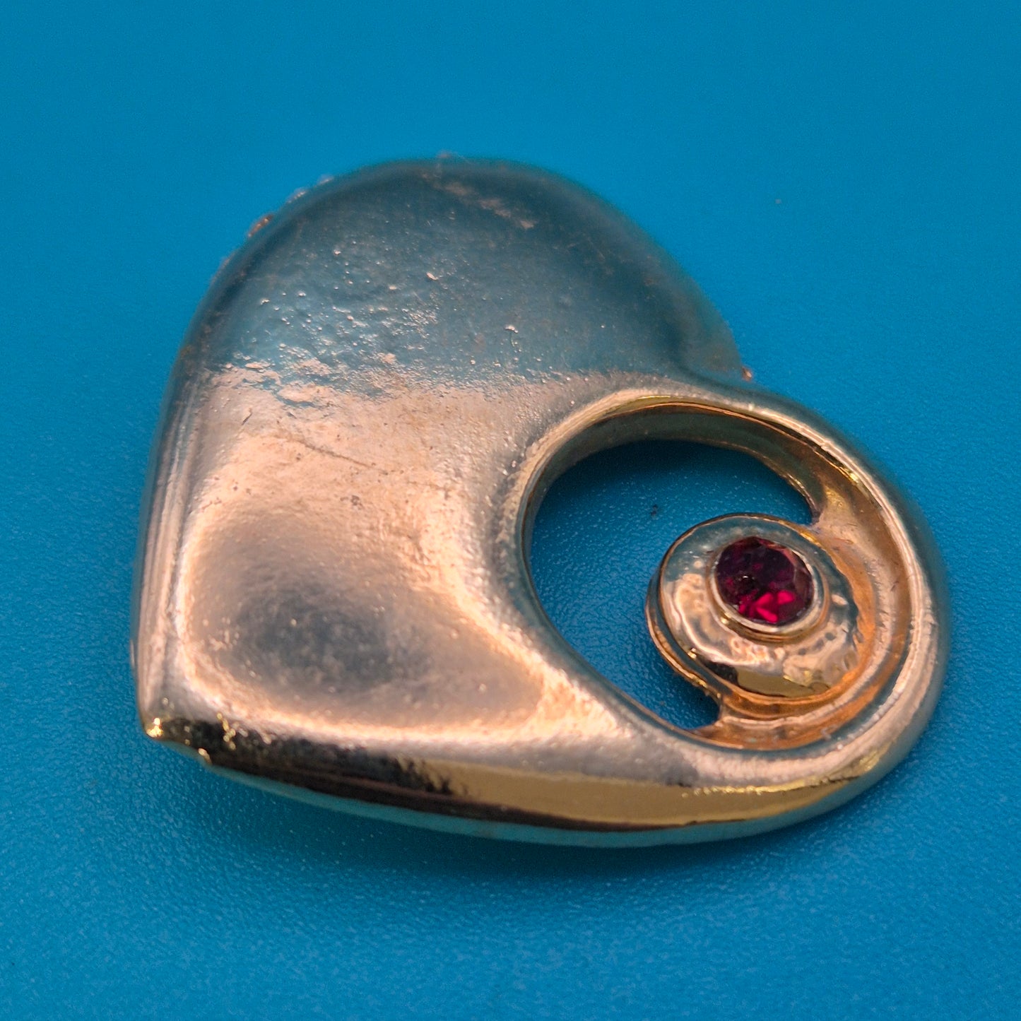 Vintage Herz-Anhänger mit rotem Zirkonia in Goldoptik