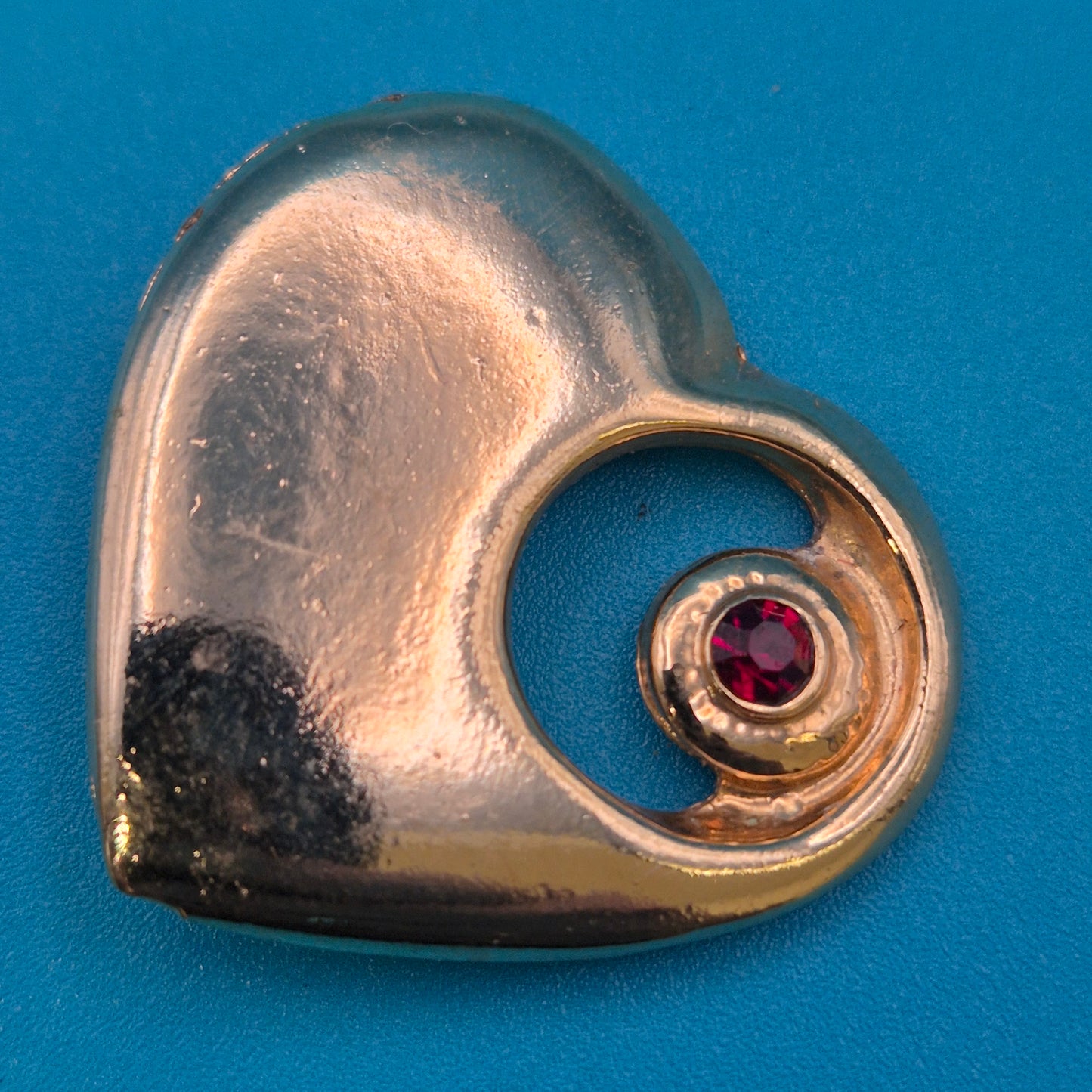 Vintage Herz-Anhänger mit rotem Zirkonia in Goldoptik