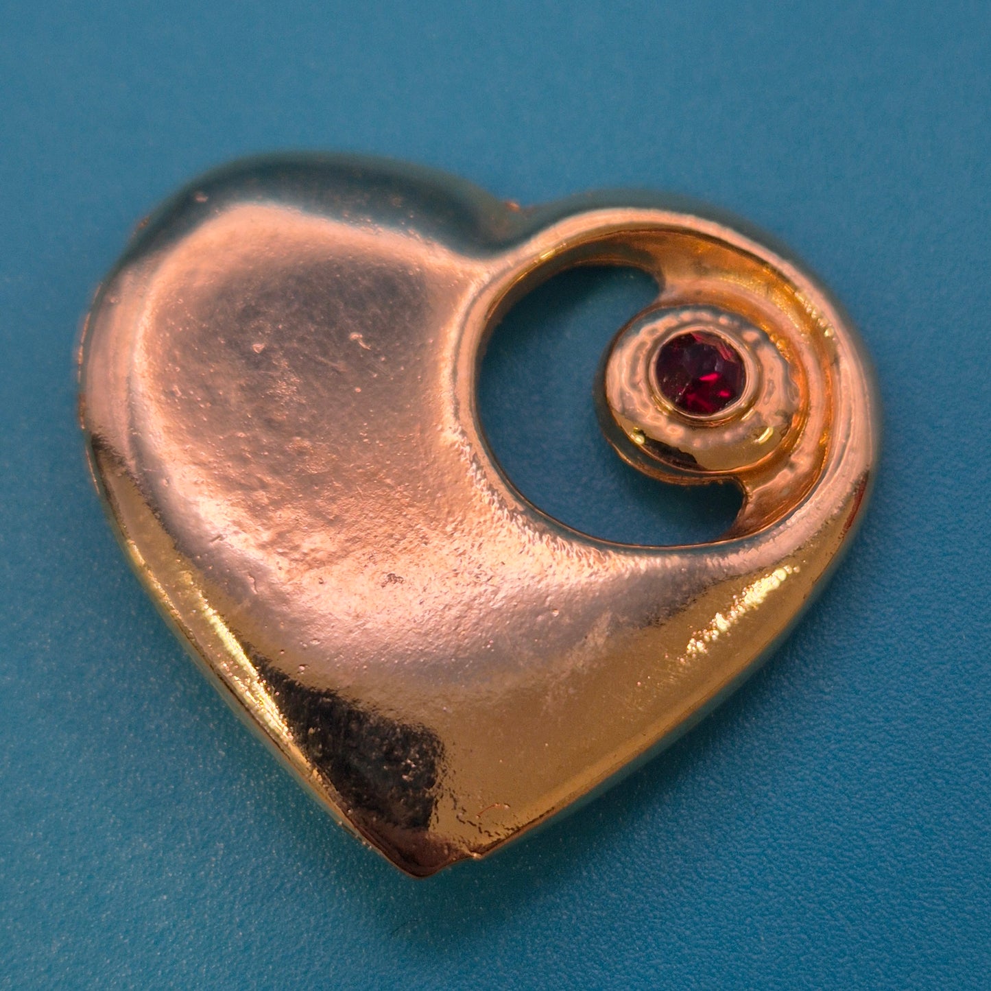 Vintage Herz-Anhänger mit rotem Zirkonia in Goldoptik