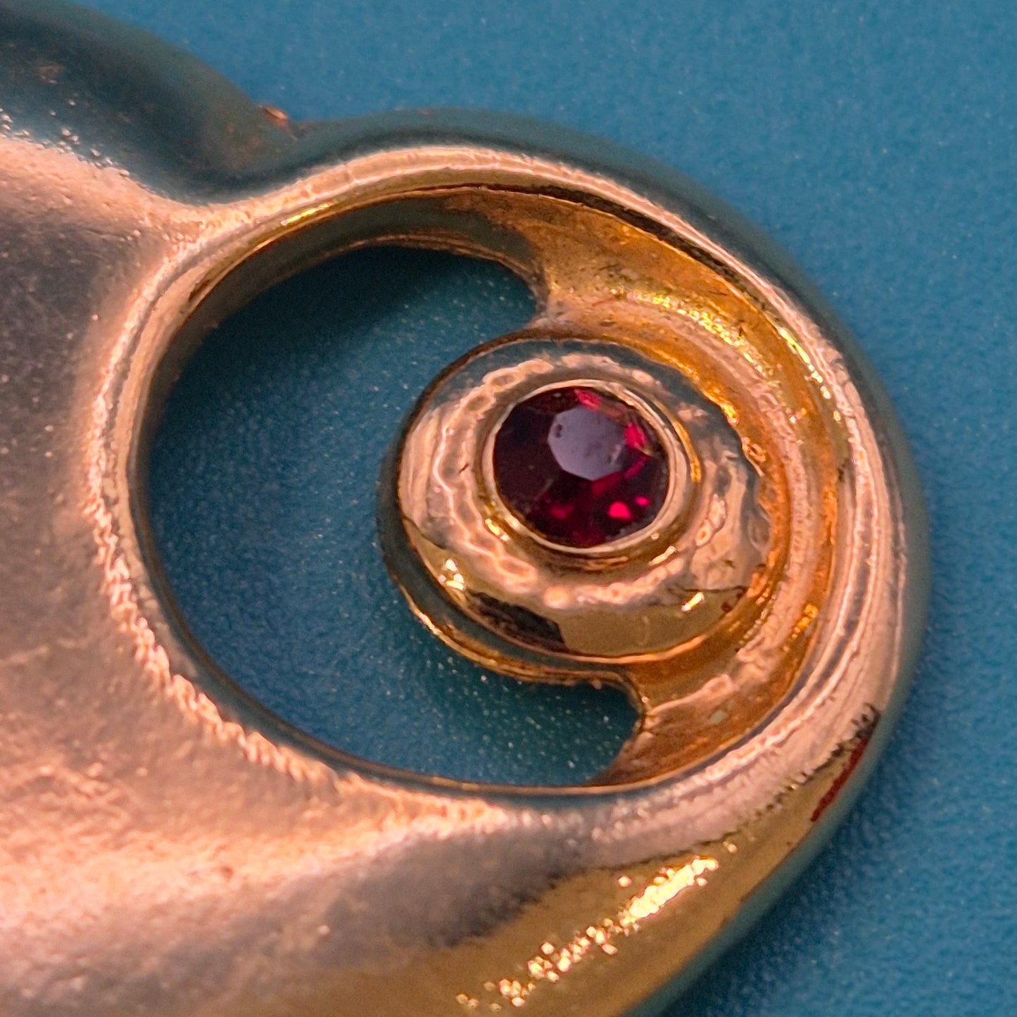 Vintage Herz-Anhänger mit rotem Zirkonia in Goldoptik