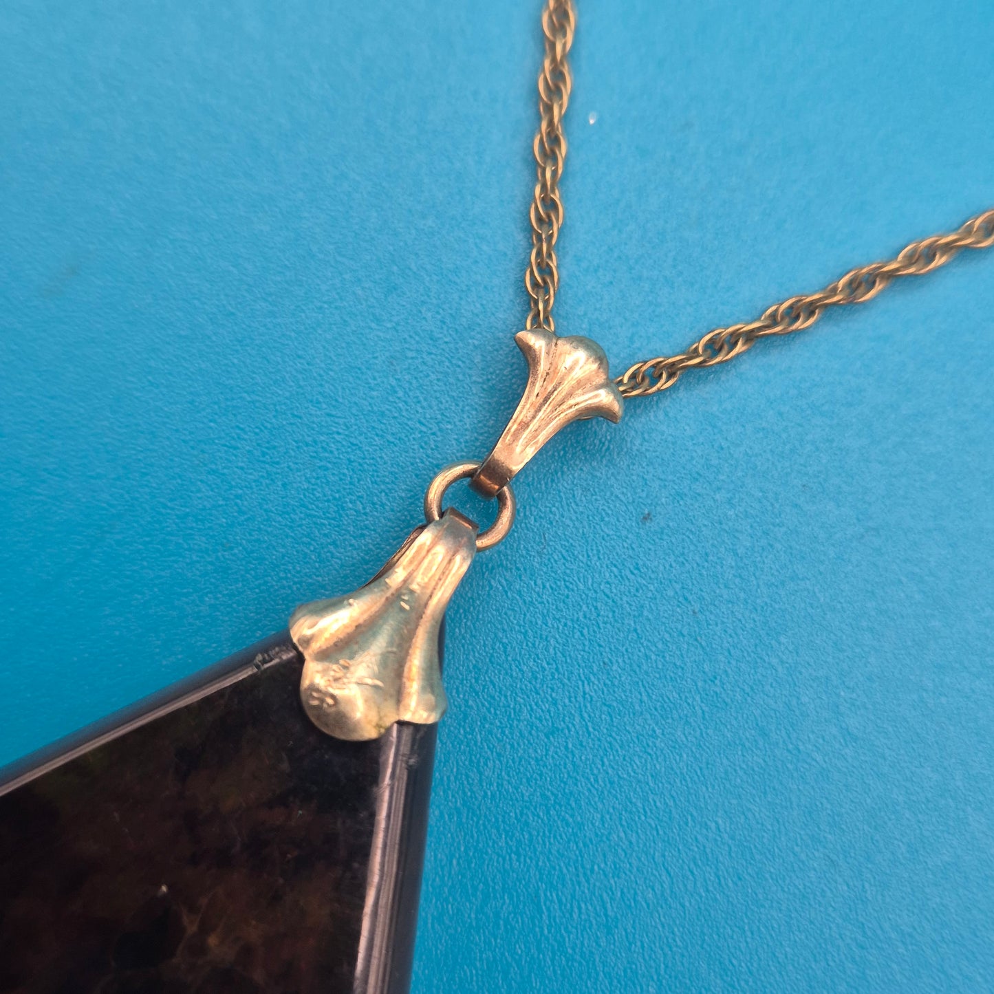 Vintage Kette mit großem, marmoriertem Anhänger in Goldoptik