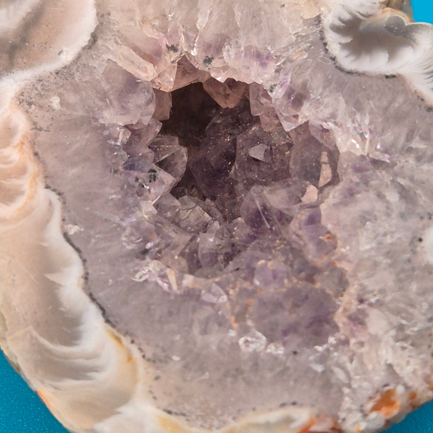 Faszinierende Amethyst-Geode mit natürlicher Achat-Umrandung