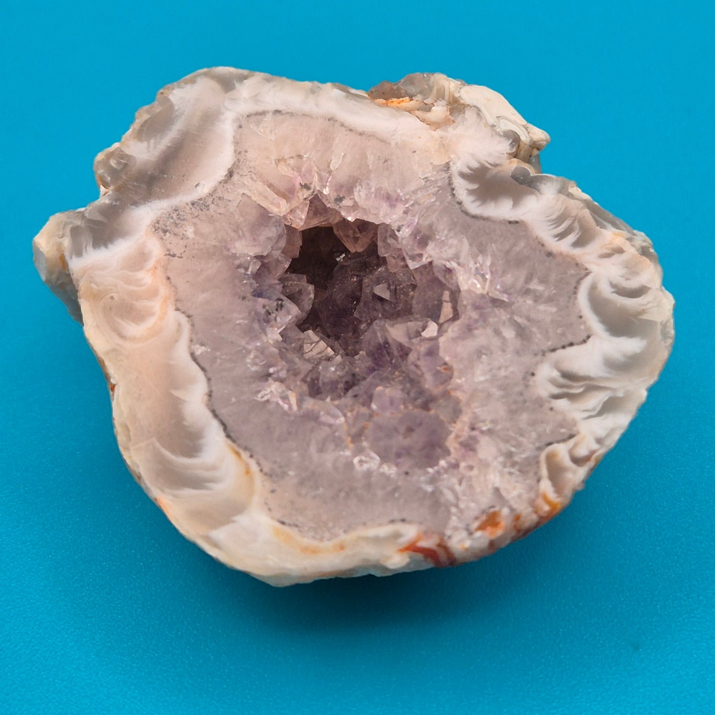 Faszinierende Amethyst-Geode mit natürlicher Achat-Umrandung