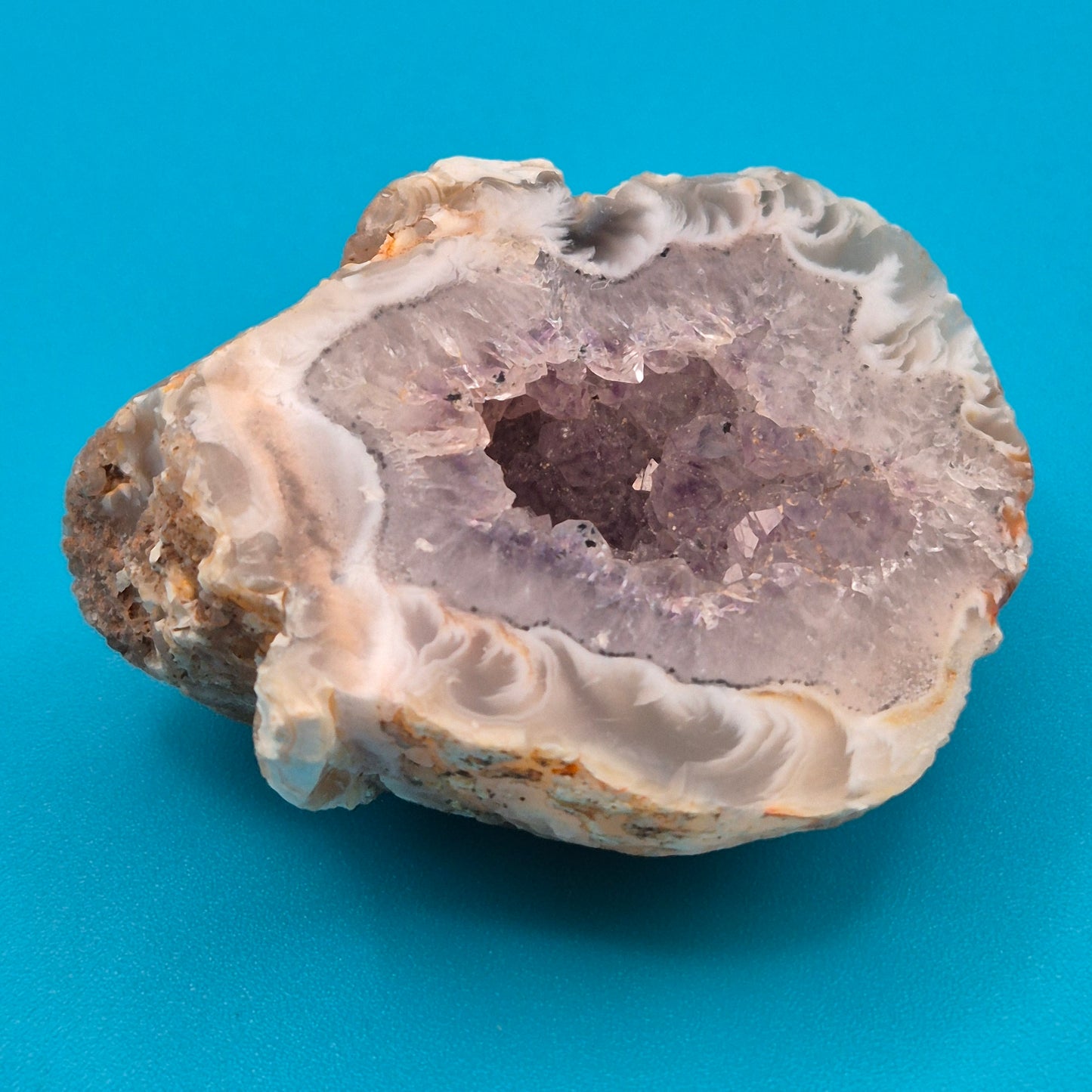 Faszinierende Amethyst-Geode mit natürlicher Achat-Umrandung
