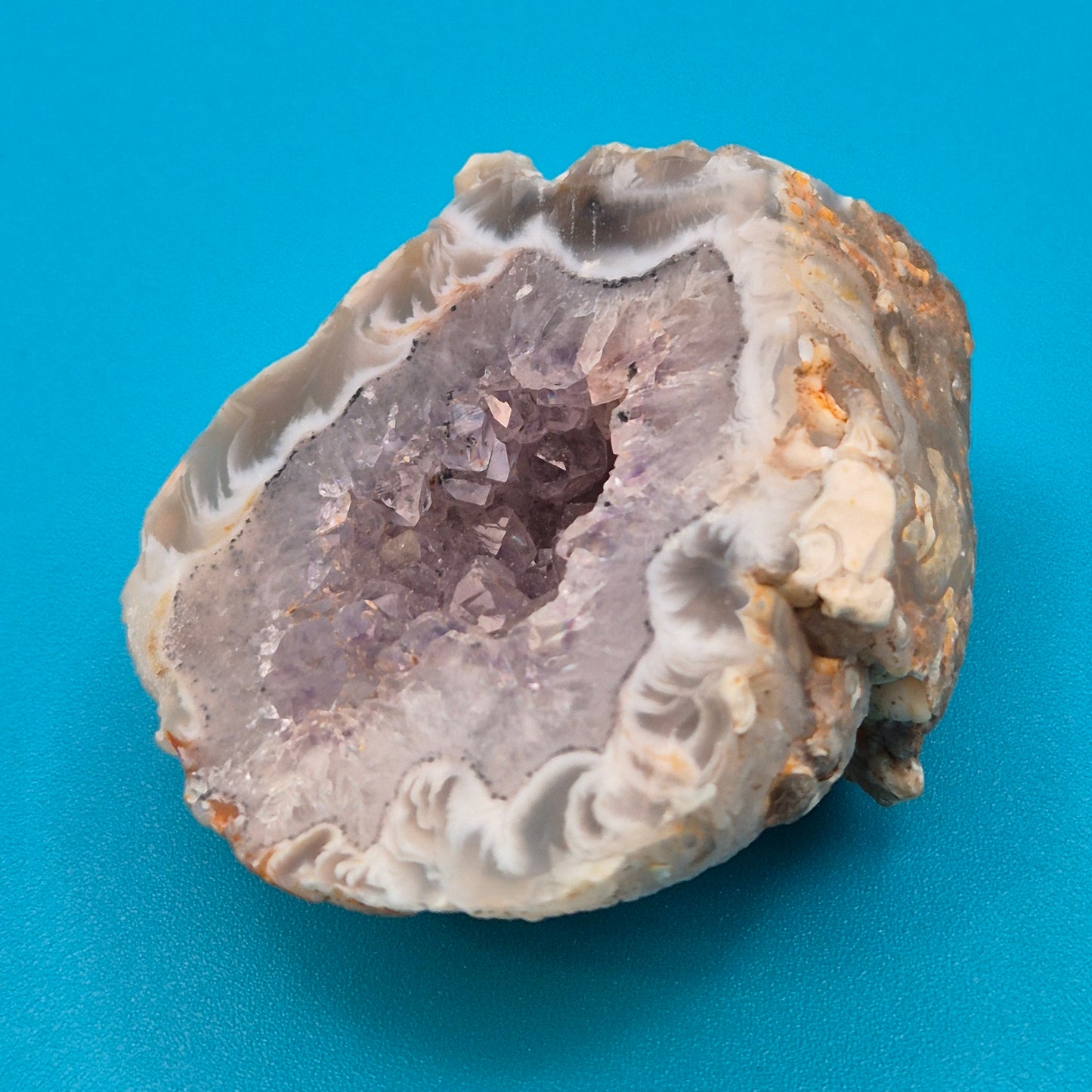 Faszinierende Amethyst-Geode mit natürlicher Achat-Umrandung