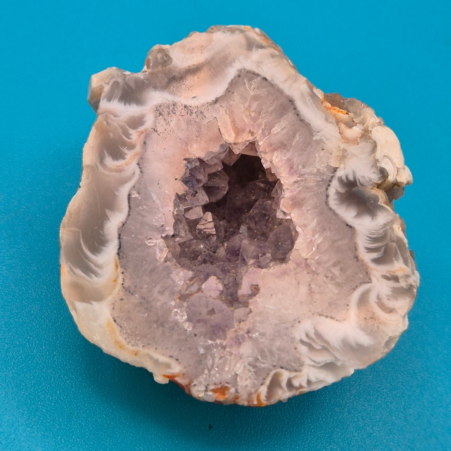 Faszinierende Amethyst-Geode mit natürlicher Achat-Umrandung