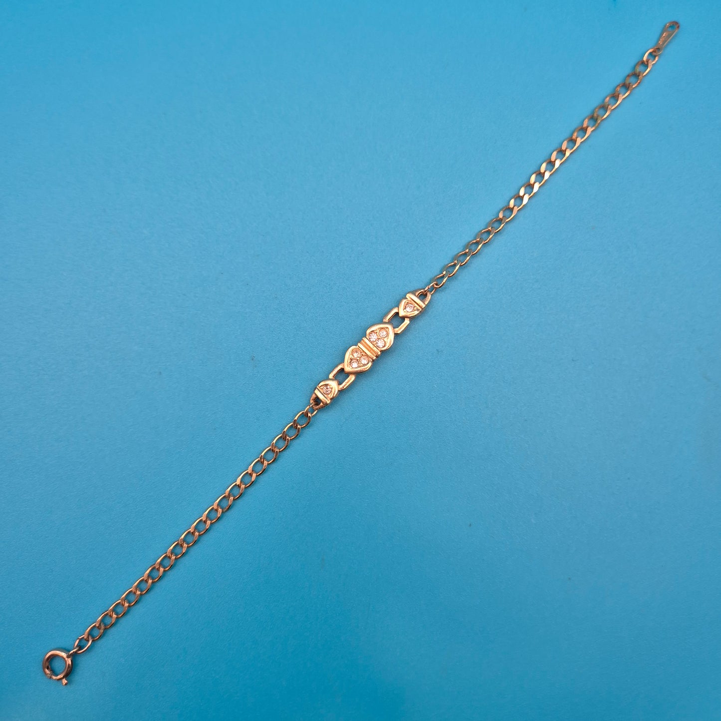 Elegantes Vintage-Armband mit Herz-Elementen und funkelnden Schmucksteinen