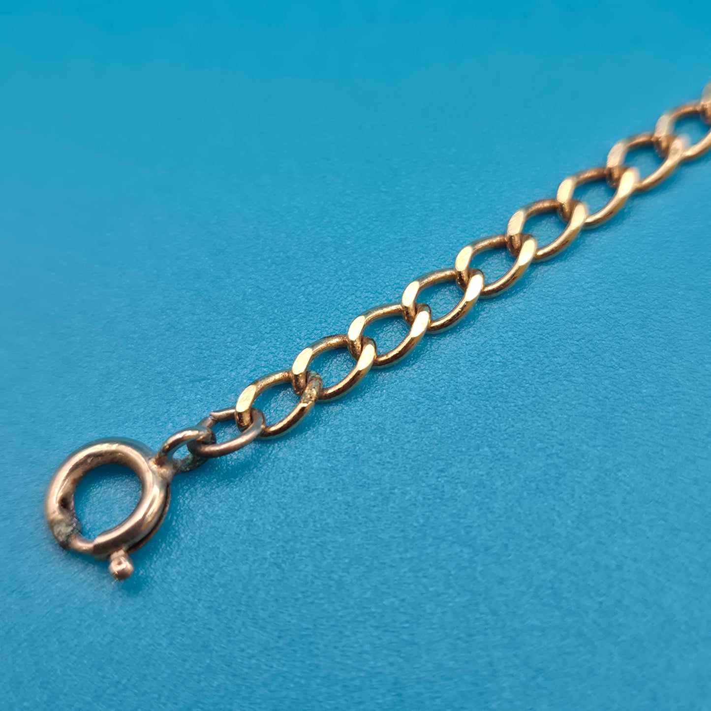 Elegantes Vintage-Armband mit Herz-Elementen und funkelnden Schmucksteinen