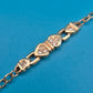 Elegantes Vintage-Armband mit Herz-Elementen und funkelnden Schmucksteinen