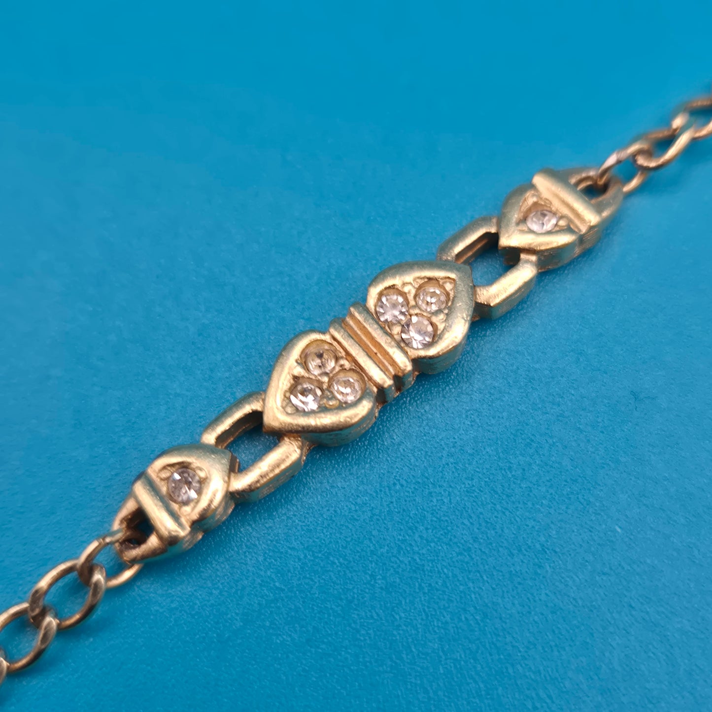 Elegantes Vintage-Armband mit Herz-Elementen und funkelnden Schmucksteinen