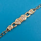 Elegantes Vintage-Armband mit Herz-Elementen und funkelnden Schmucksteinen