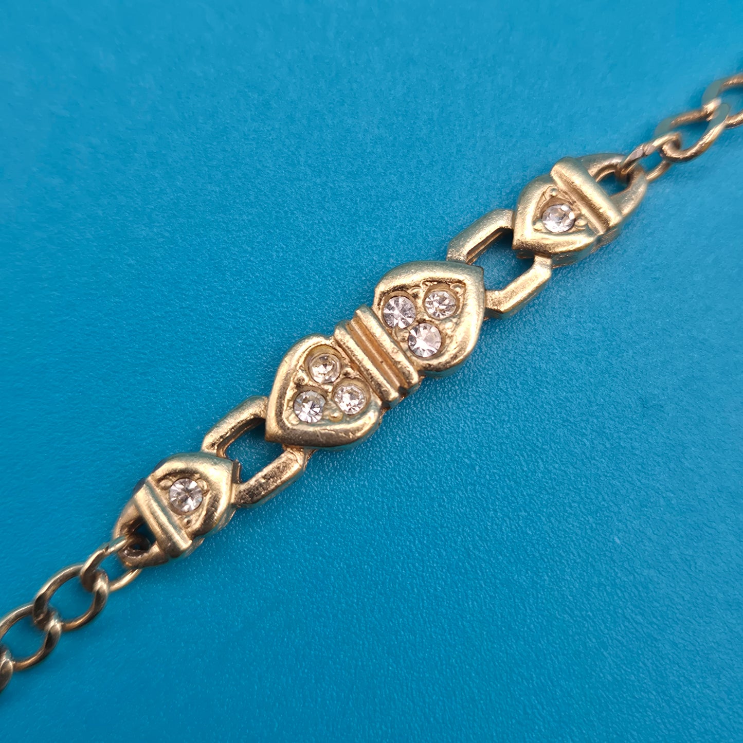 Elegantes Vintage-Armband mit Herz-Elementen und funkelnden Schmucksteinen
