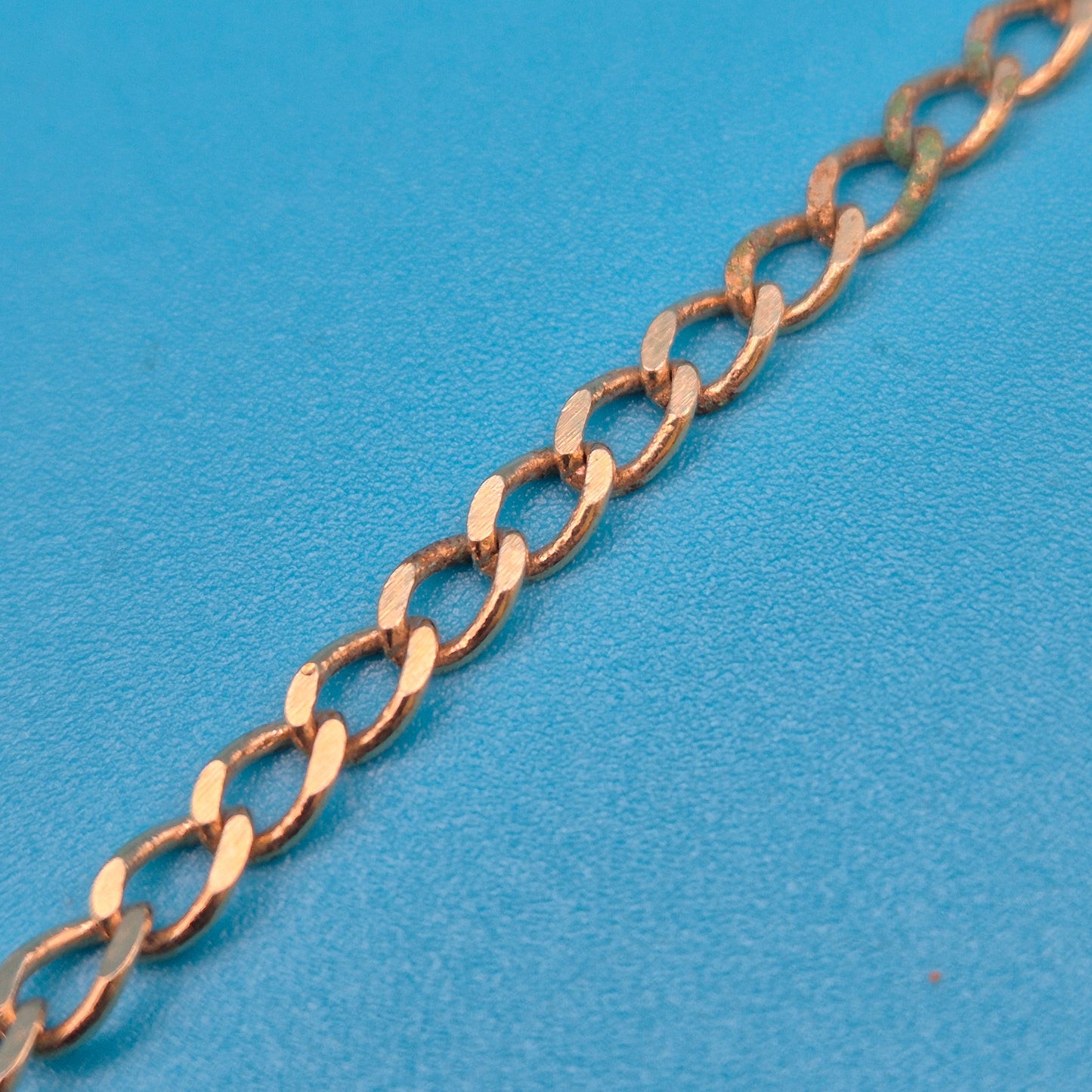 Elegantes Vintage-Armband mit Herz-Elementen und funkelnden Schmucksteinen