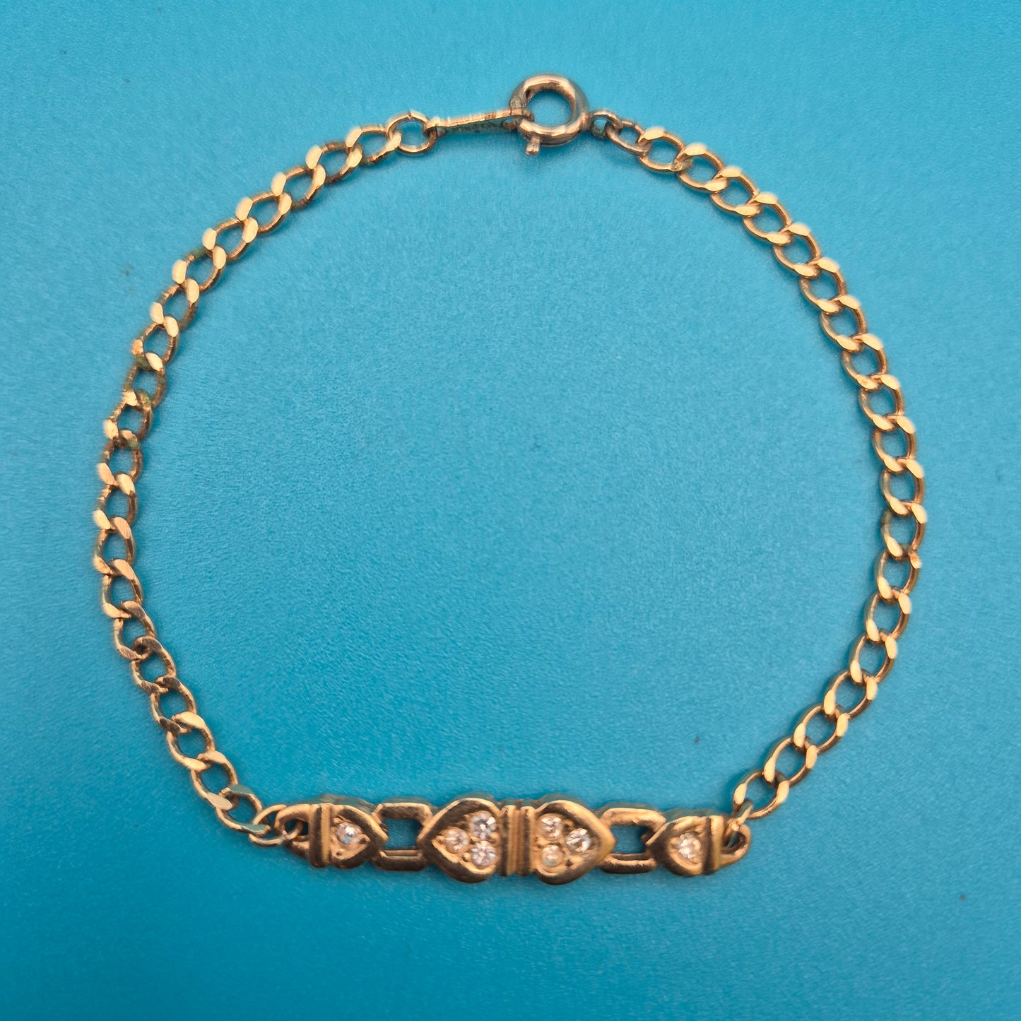 Elegantes Vintage-Armband mit Herz-Elementen und funkelnden Schmucksteinen