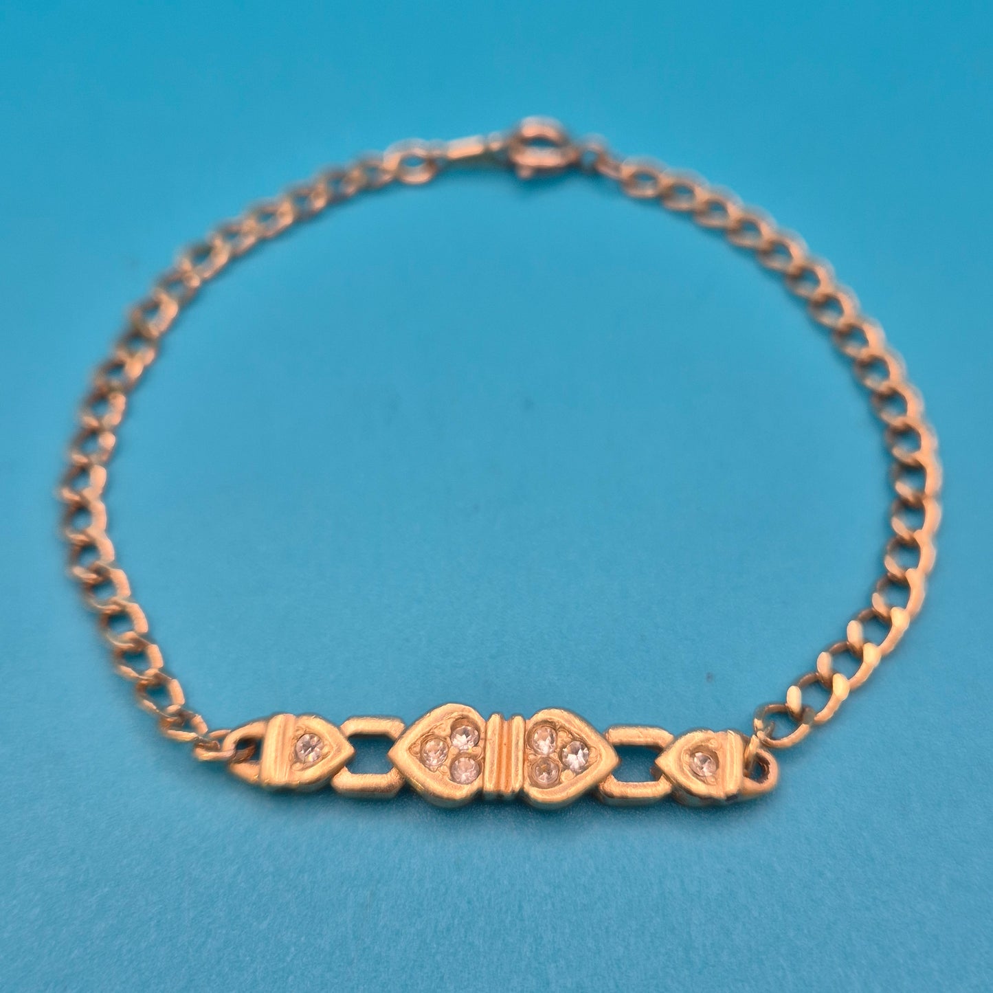 Elegantes Vintage-Armband mit Herz-Elementen und funkelnden Schmucksteinen